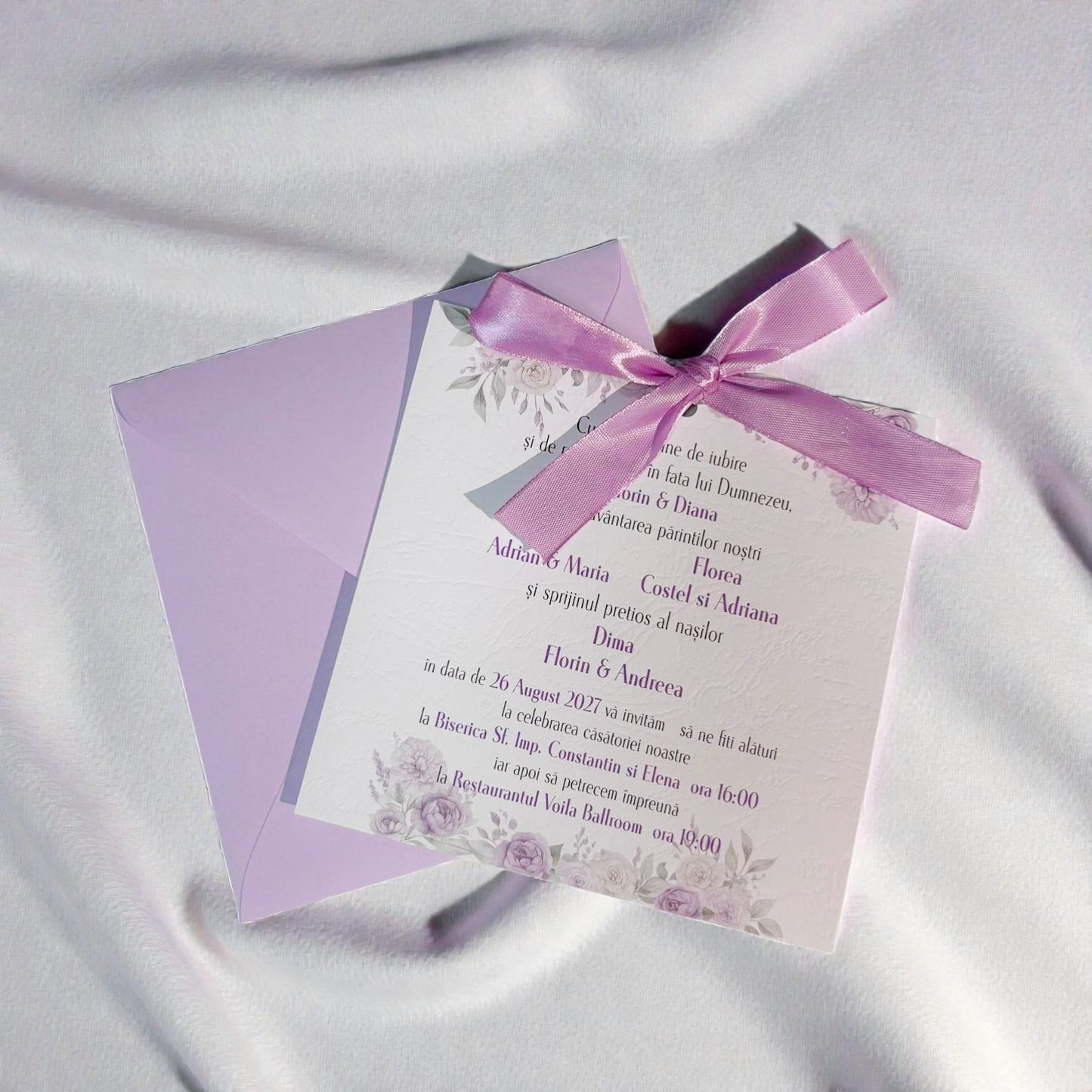 Invitație nuntă elegantă alb-mov cu fundiță satin și design floral