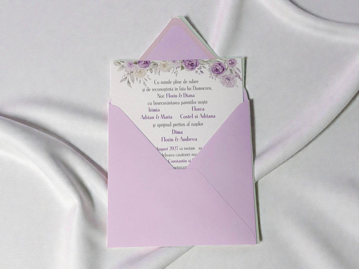 Invitație nuntă florală elegantă alb mov cu design delicat