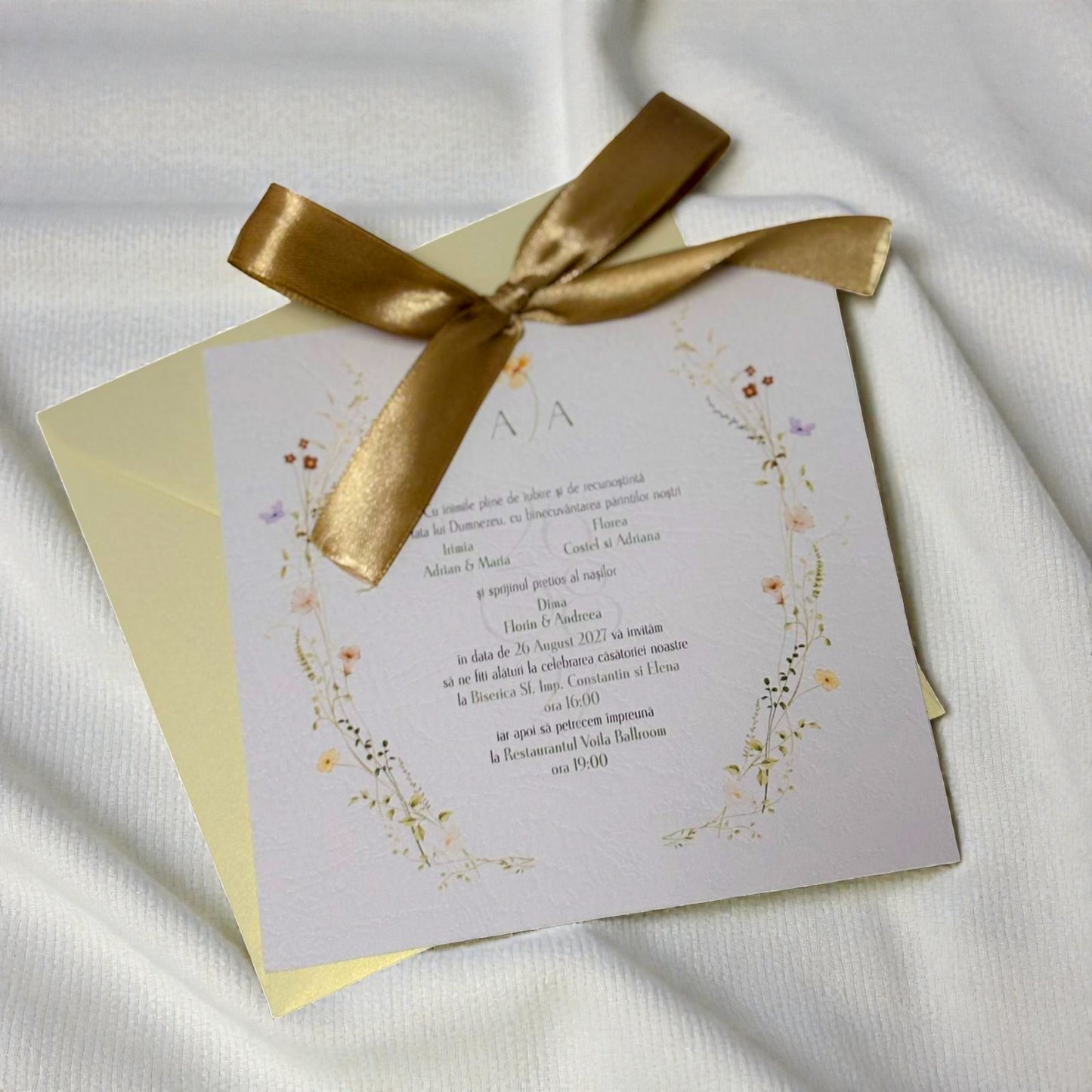 Invitație nuntă elegantă crem cu fundiță aurie și design floral fin