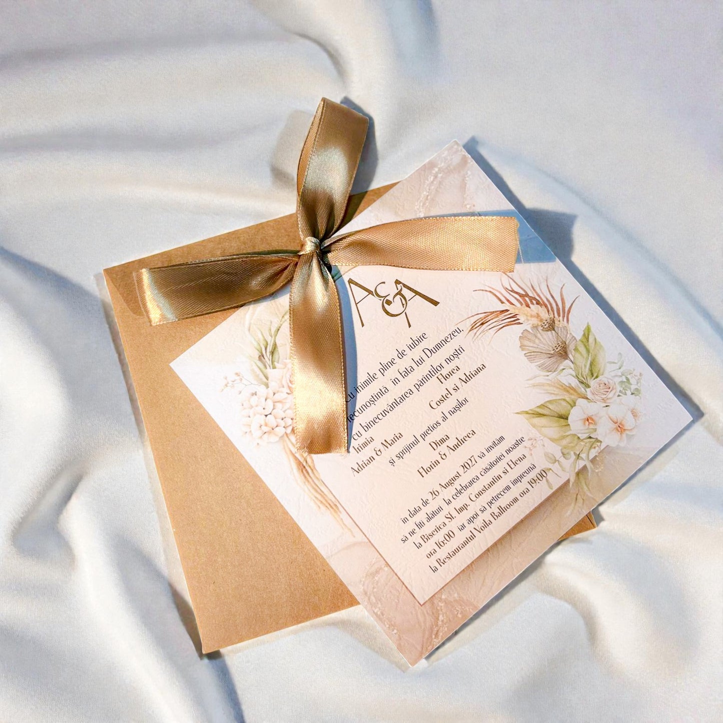Invitație nuntă elegantă crem florală cu fundiță aurie și plic kraft