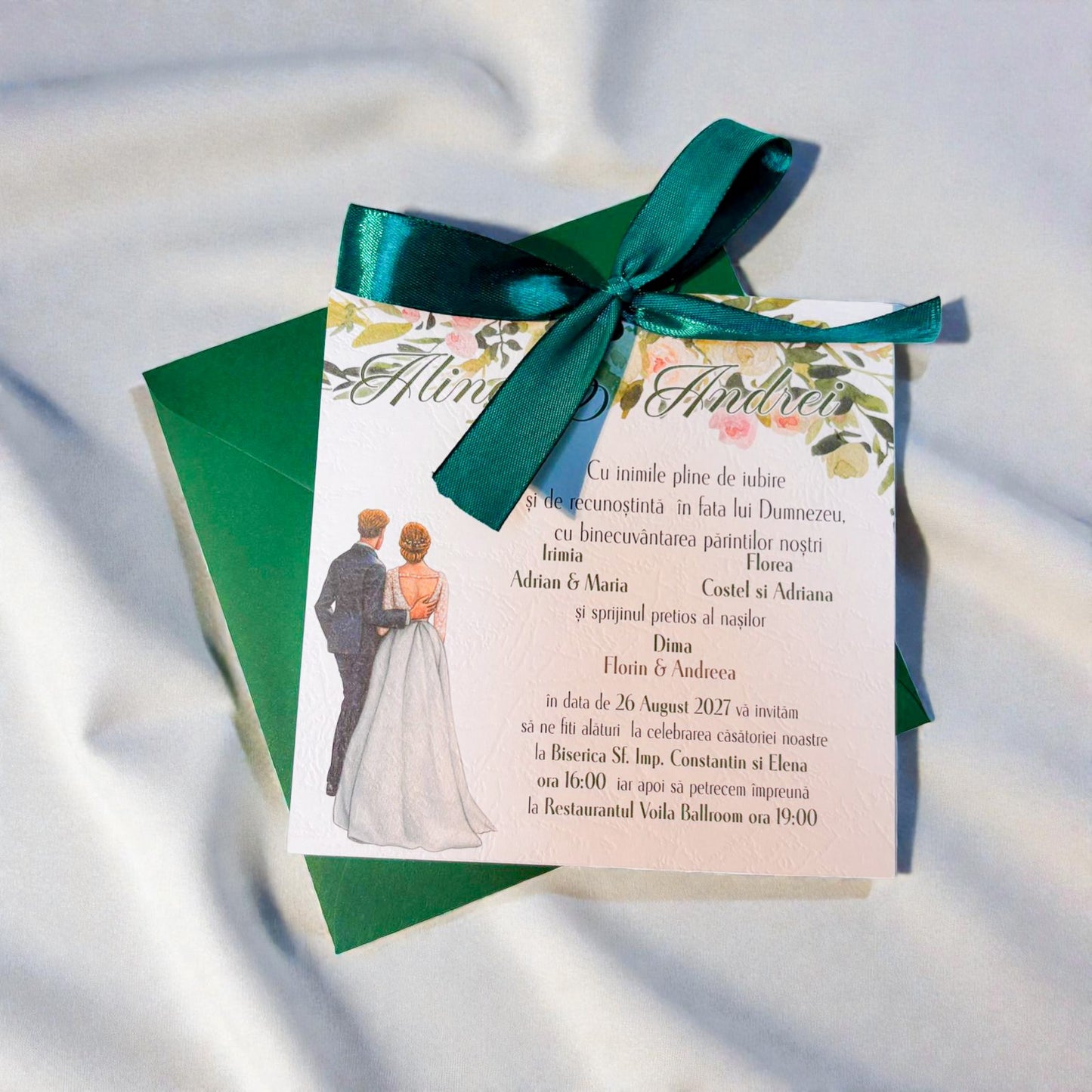 Invitație nuntă elegantă cu mire și mireasă, fundiță verde și design floral