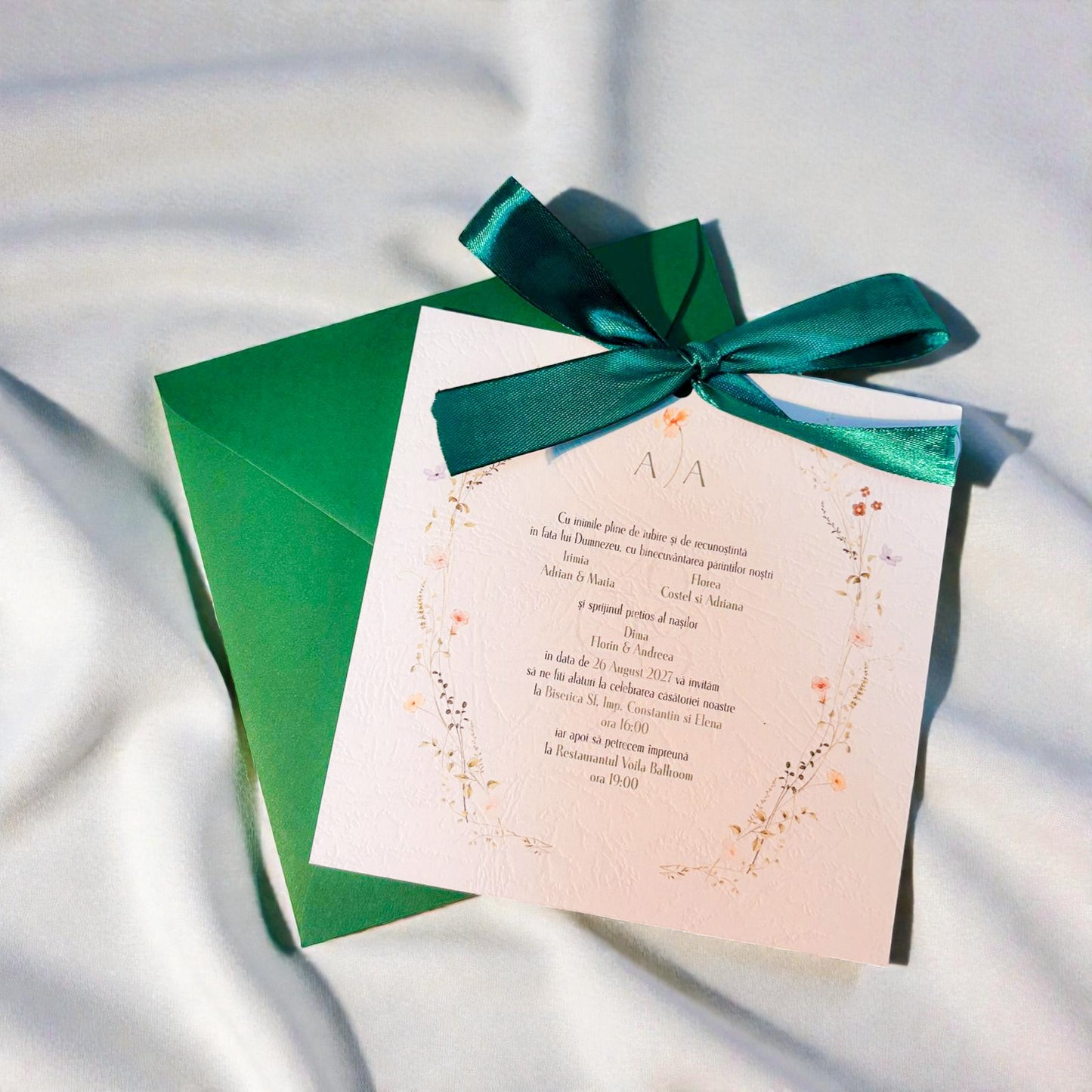 Invitație nuntă elegantă crem cu fundiță verde și design floral fin