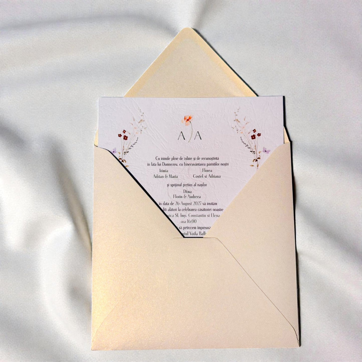 Invitație nuntă florală elegantă crem cu design delicat minimalist