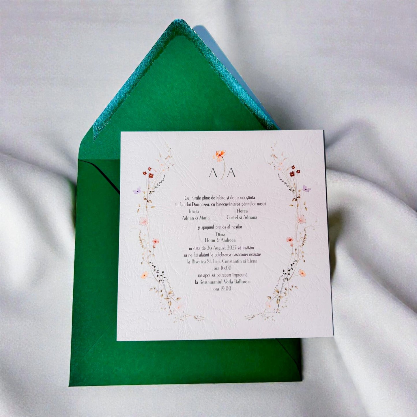 Invitație nuntă florală crem cu accente fine și plic verde elegant