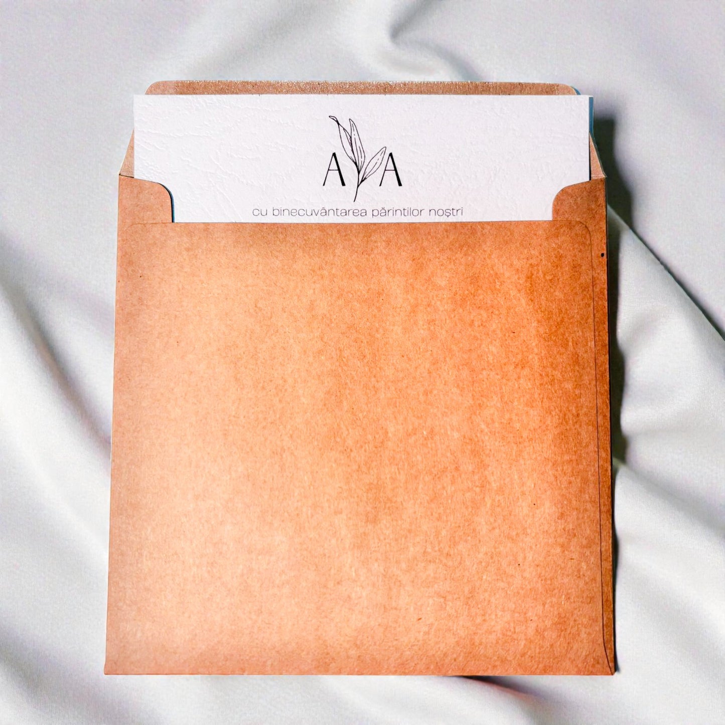 Invitație nuntă minimalistă elegantă cu monogramă și plic kraft