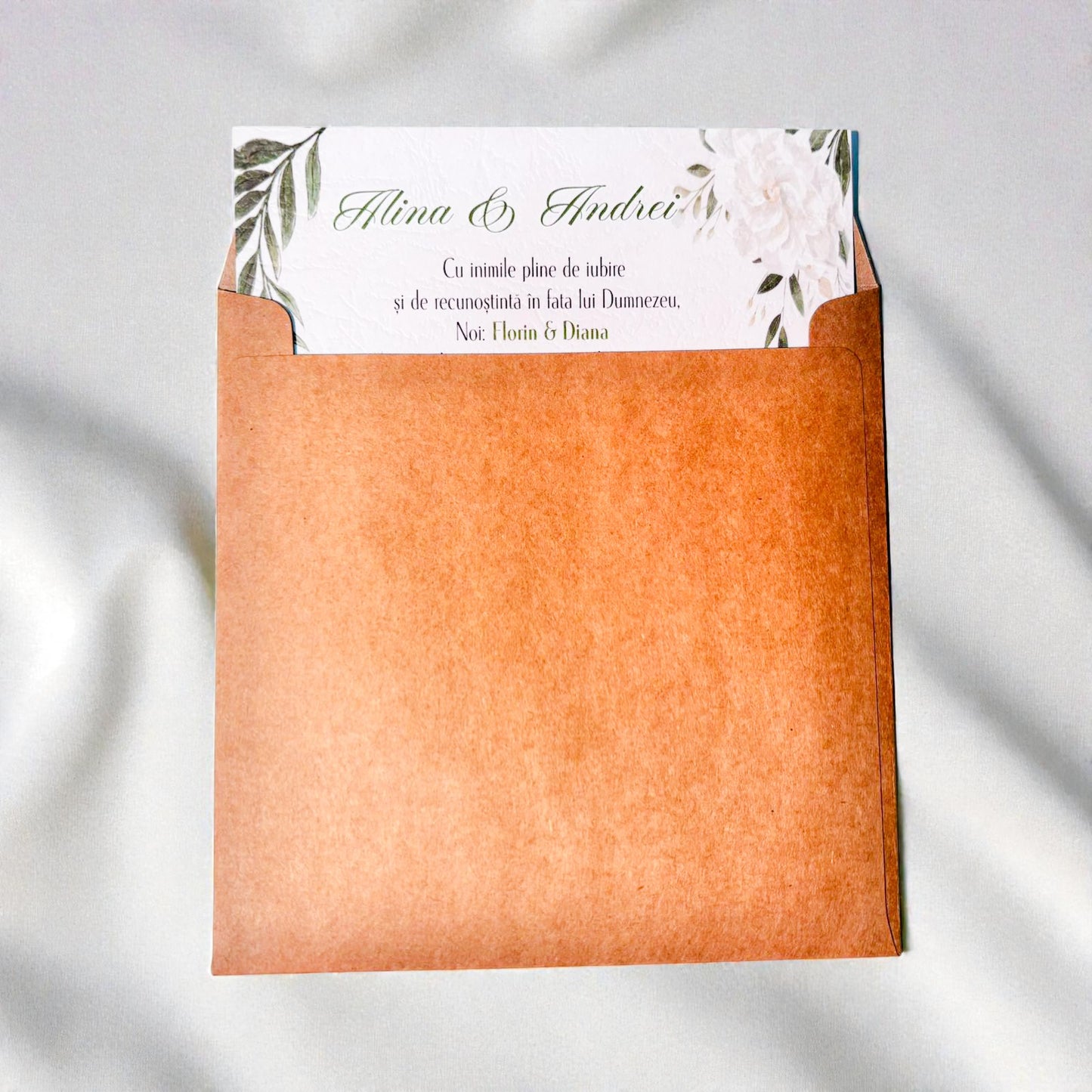 Invitație nuntă florală cu frunze verzi și plic kraft – design elegant natural