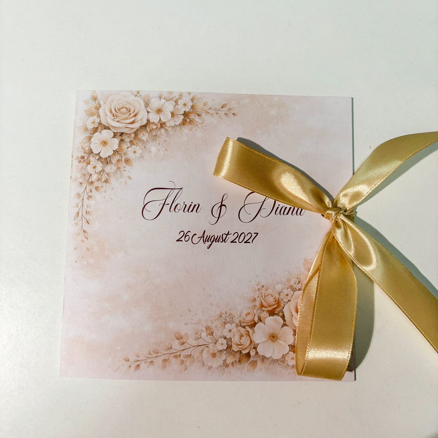 Invitații Nuntă Tip Carte Bej cu Flori Elegante și Miri – Design Clasic Premium