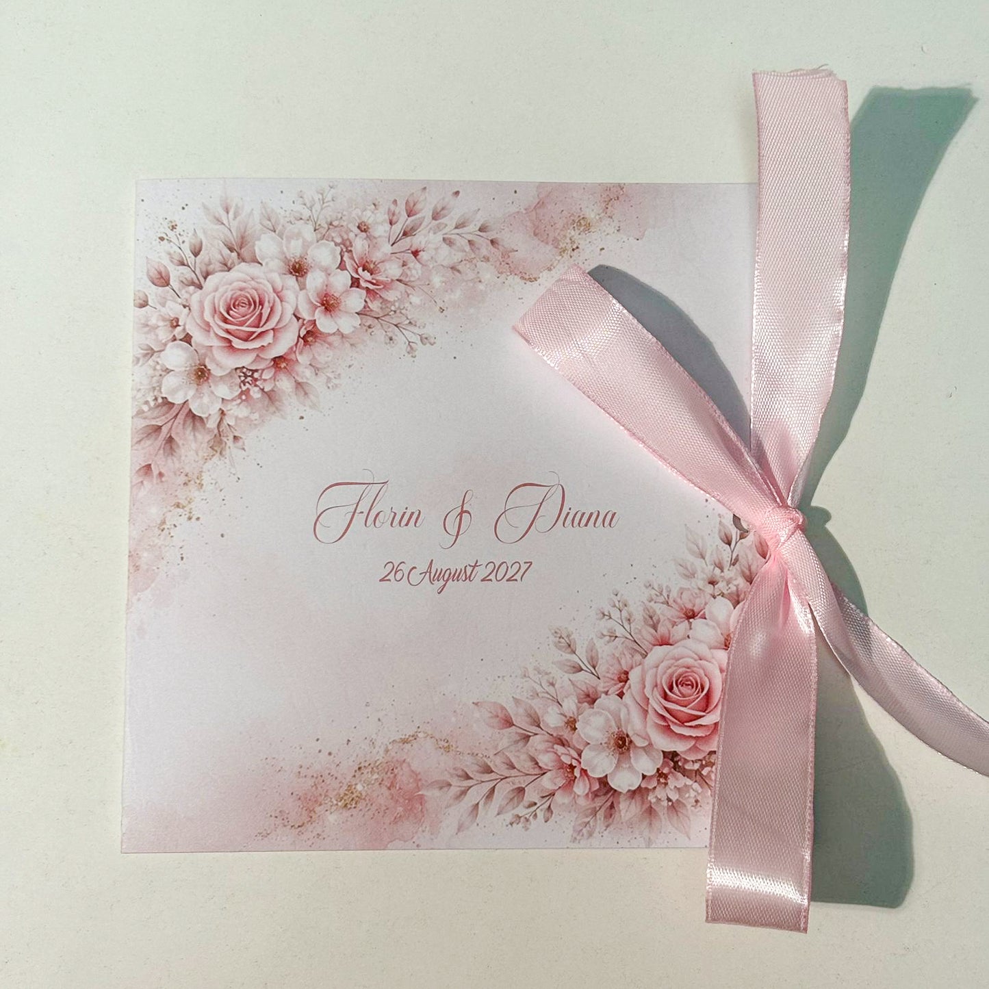 Invitații Nuntă Tip Carte Roz Pastel cu Flori și Miri – Design Romantic Delicat