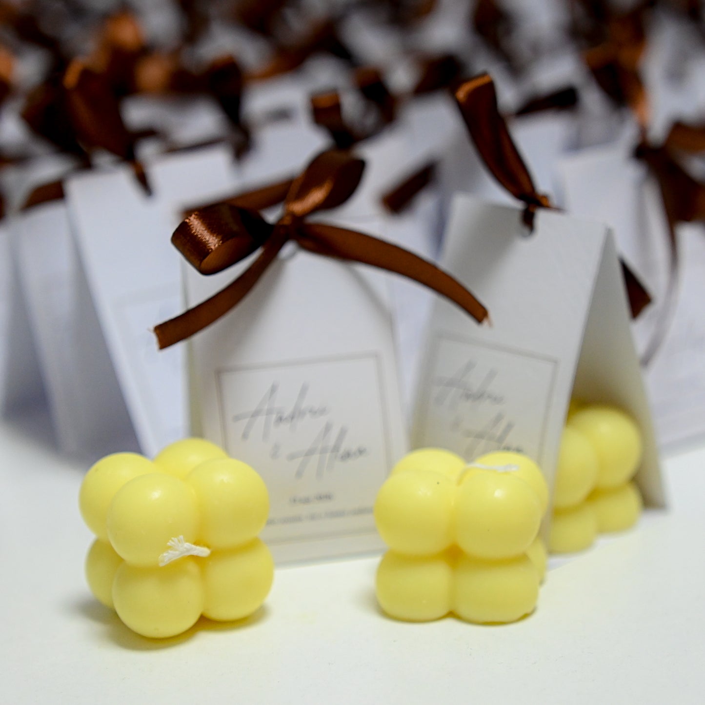 Mărturii Nuntă Lumânare Bubble Premium – Cutie Elegantă cu Fundă Satin și Etichetă Personalizată