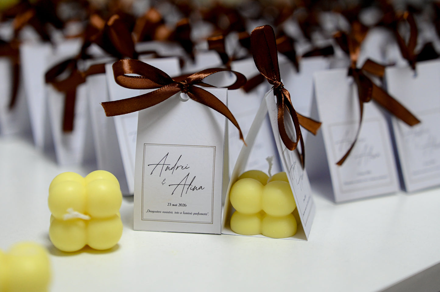 Mărturii Nuntă Lumânare Bubble Premium – Cutie Elegantă cu Fundă Satin și Etichetă Personalizată