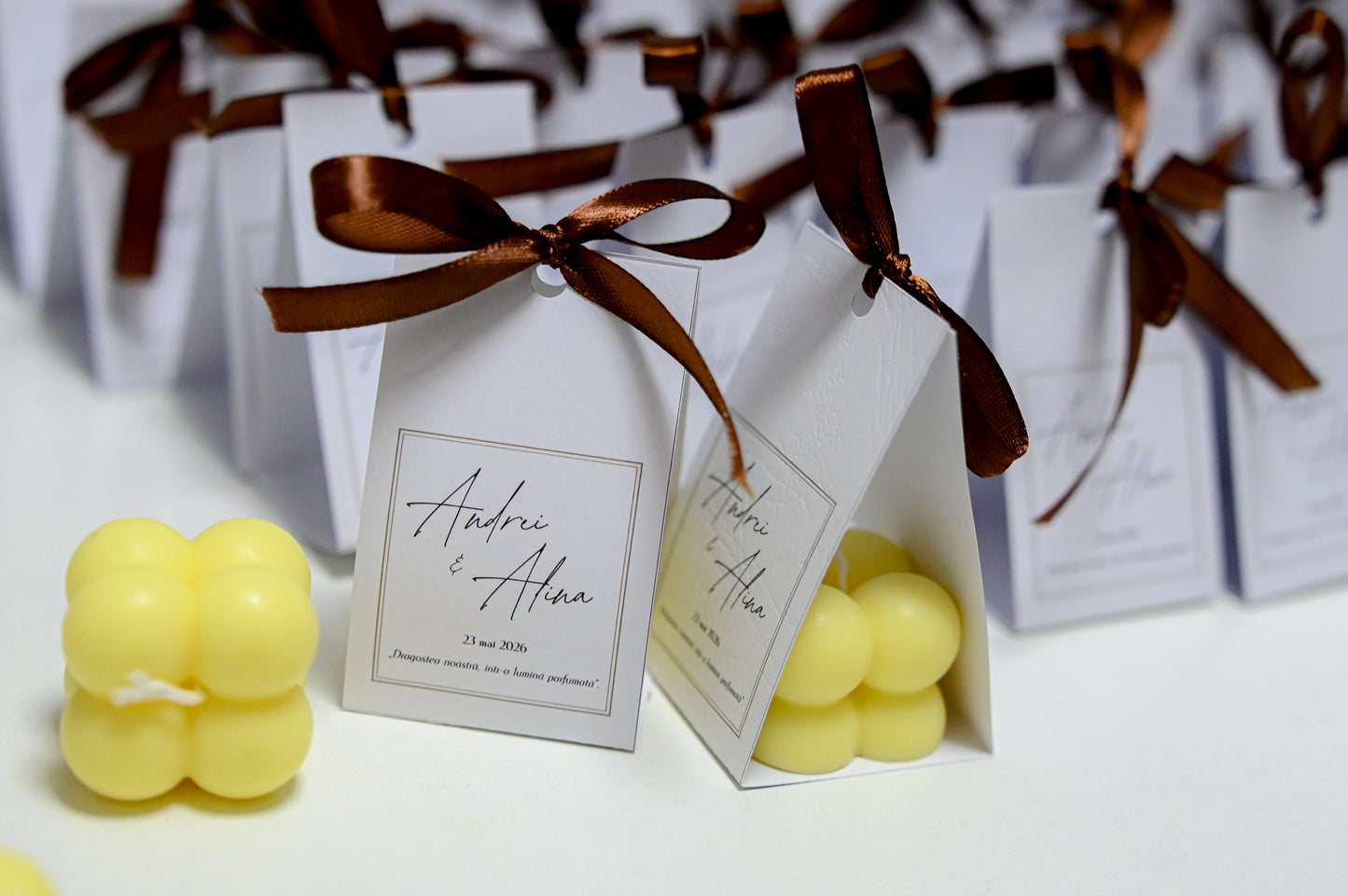 Mărturii Nuntă Lumânare Bubble Premium – Cutie Elegantă cu Fundă Satin și Etichetă Personalizată