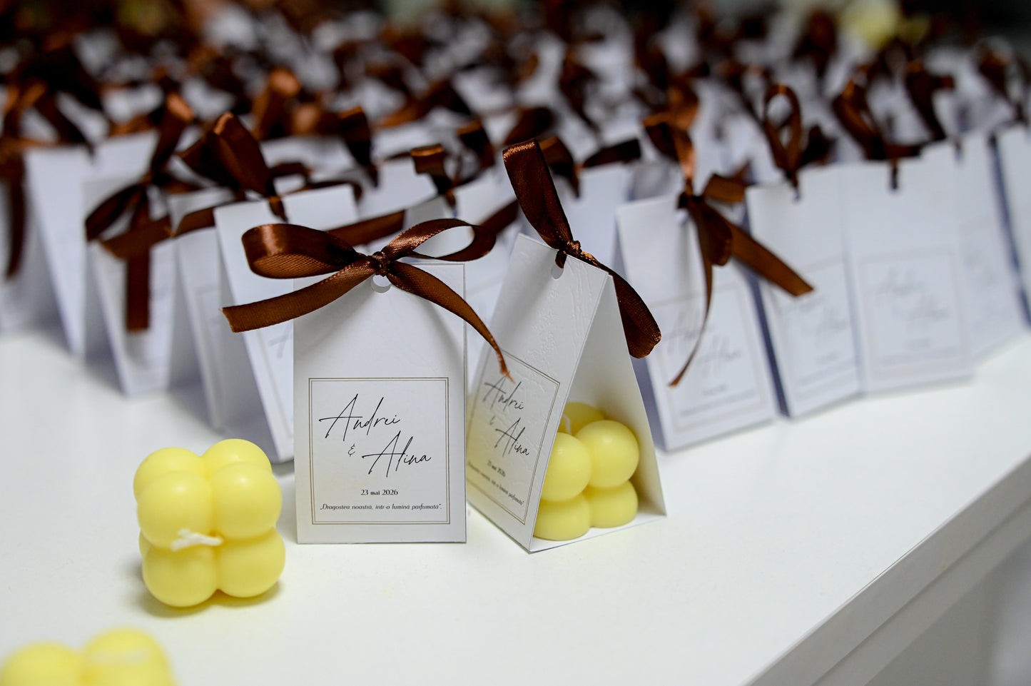 Mărturii Nuntă Lumânare Bubble Premium – Cutie Elegantă cu Fundă Satin și Etichetă Personalizată