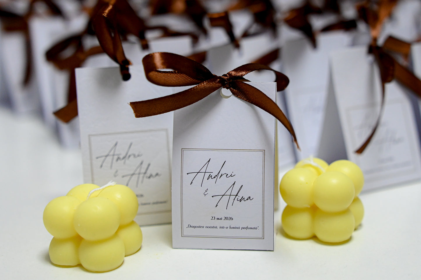 Mărturii Nuntă Lumânare Bubble Premium – Cutie Elegantă cu Fundă Satin și Etichetă Personalizată