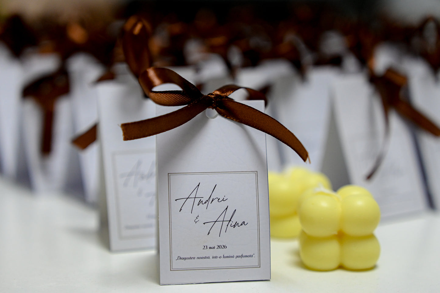 Mărturii Nuntă Lumânare Bubble Premium – Cutie Elegantă cu Fundă Satin și Etichetă Personalizată