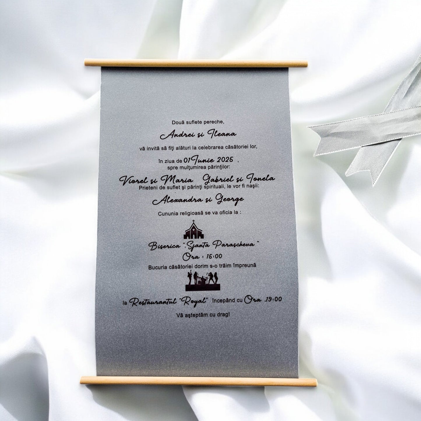 Invitație Nuntă Scroll Elegantă cu Fundă Satin – Hârtie Calc 13x18 cm cu Bețe din Lemn