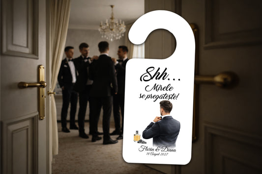 Agățătoare ușă nuntă „Shh… Mirele se pregătește” – model elegant personalizat