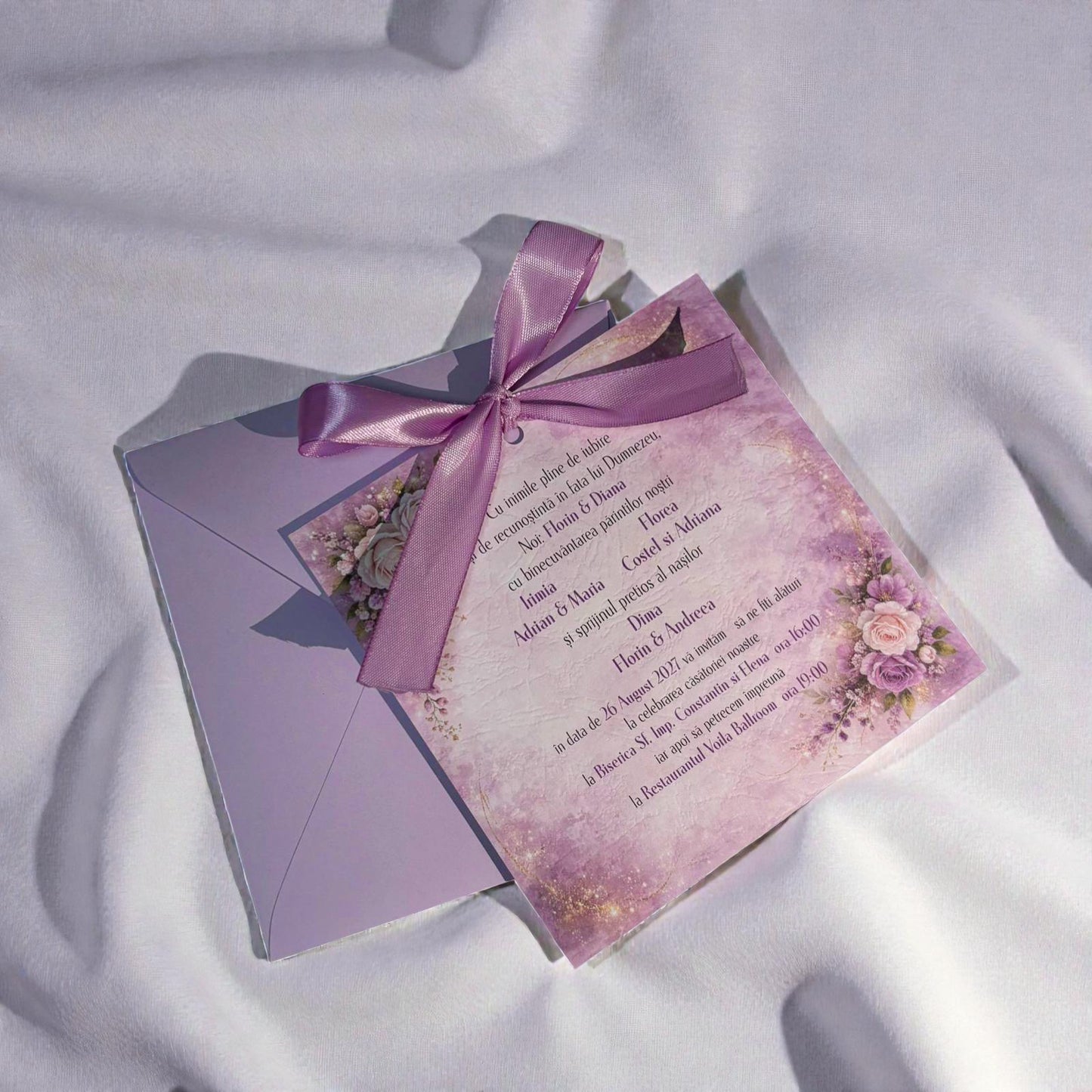 Invitație nuntă mov elegantă cu fundiță satin și plic premium