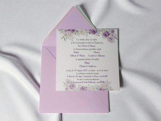Invitație nuntă florală elegantă alb mov cu design delicat