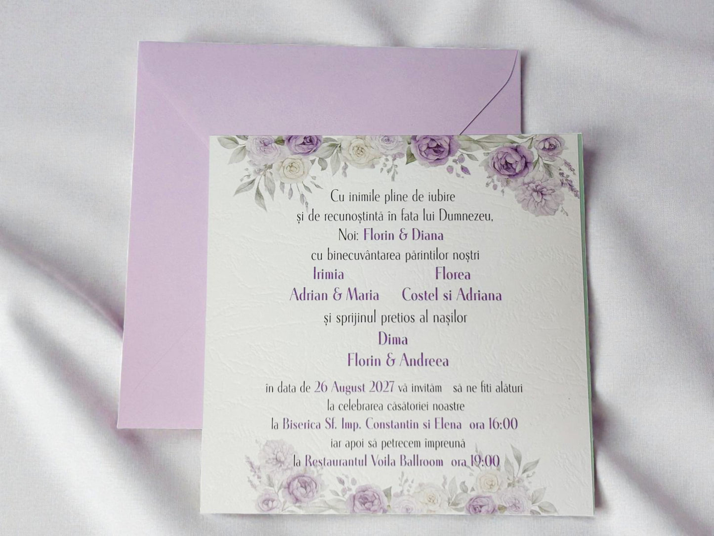 Invitație nuntă florală elegantă alb mov cu design delicat