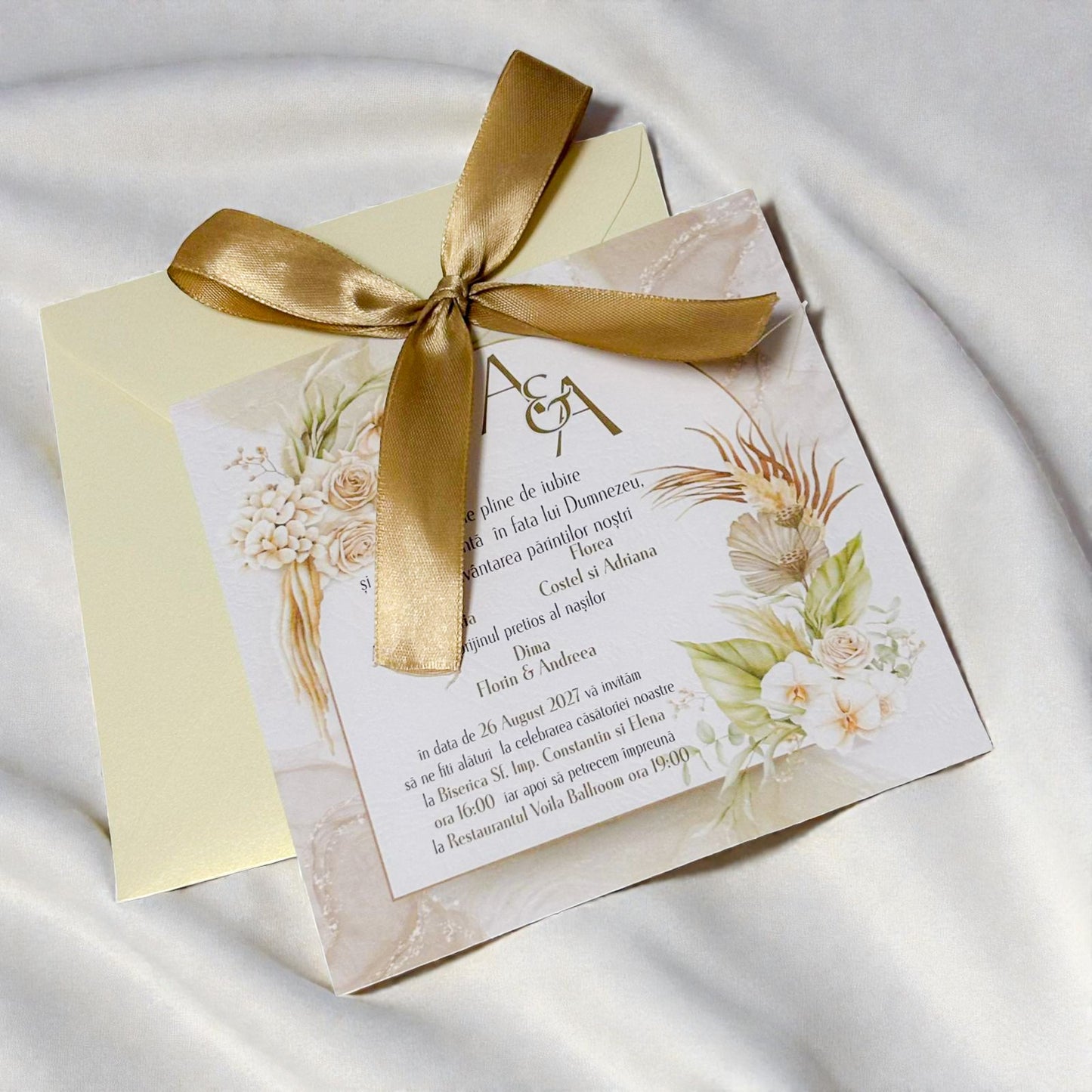 Invitație nuntă elegantă crem cu fundiță aurie și design floral premium