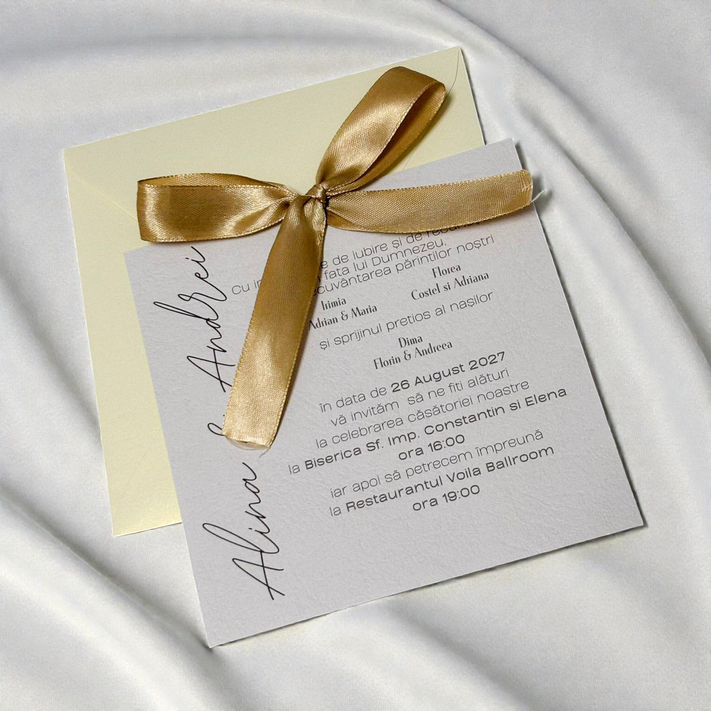 Invitație nuntă elegantă crem cu fundiță aurie și design modern