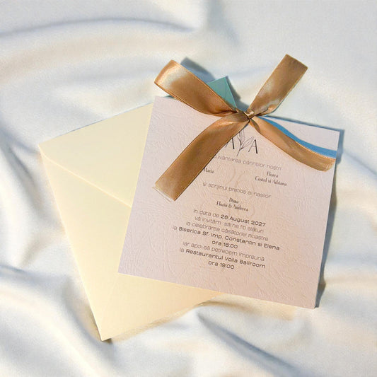 Invitație nuntă minimalistă crem cu fundiță aurie elegantă