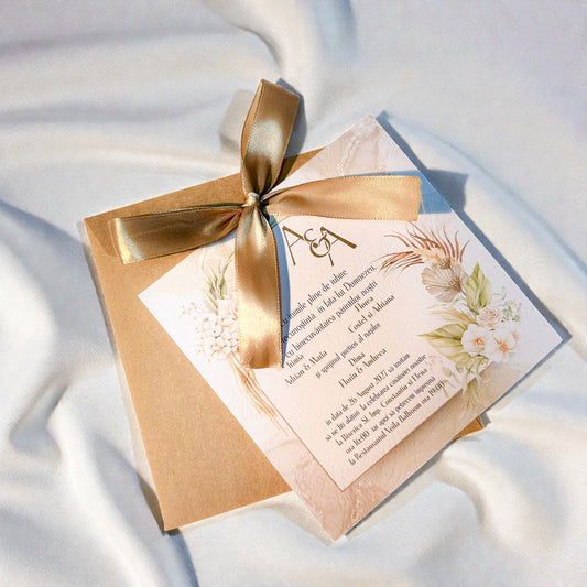Invitație nuntă elegantă crem florală cu fundiță aurie și plic kraft