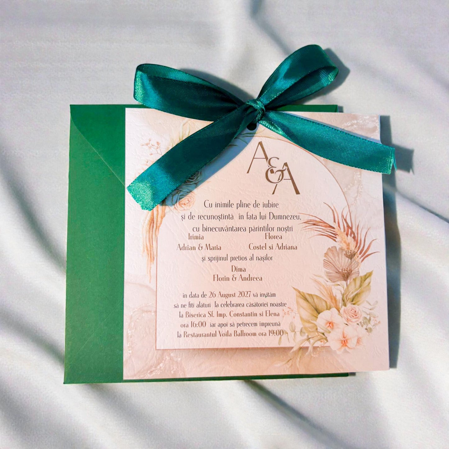 Invitație nuntă elegantă crem florală cu fundiță verde și plic asortat