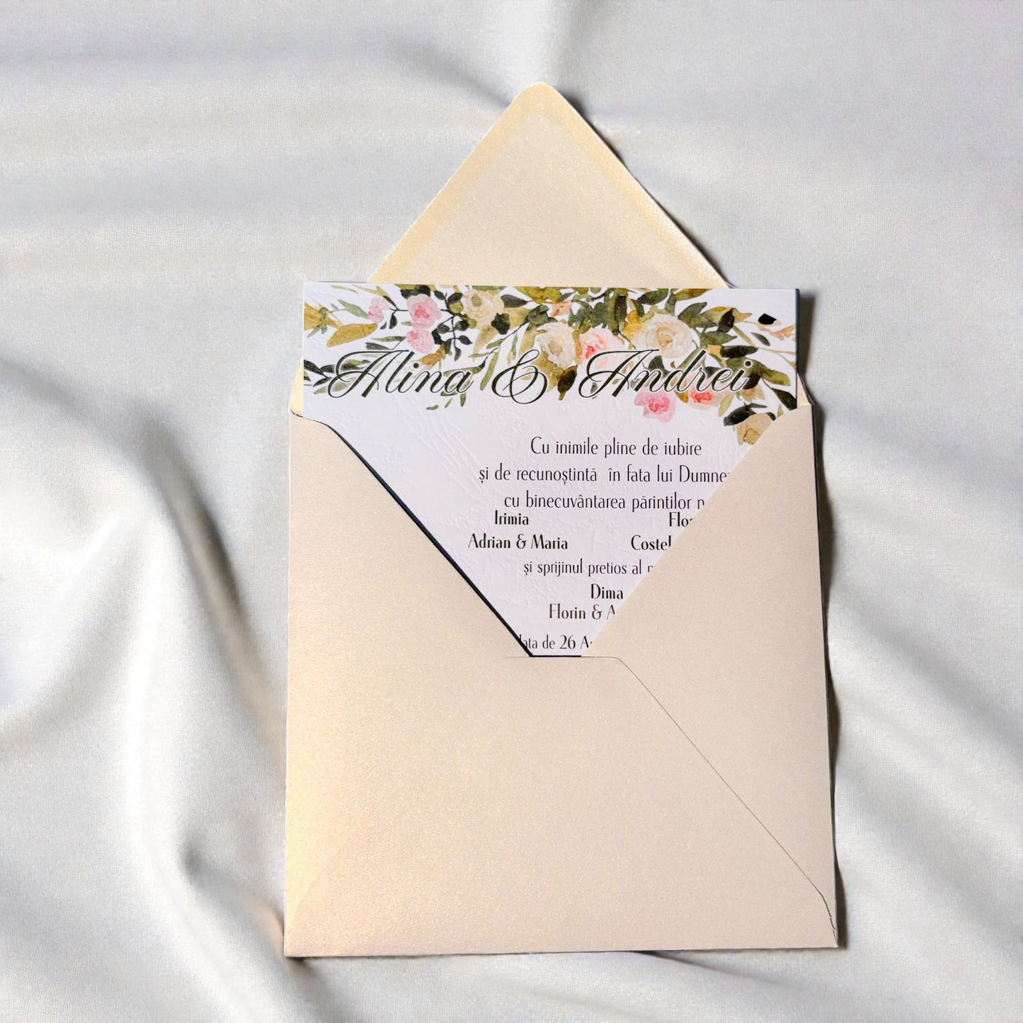 Invitație nuntă romantică cu mire și mireasă și design floral elegant