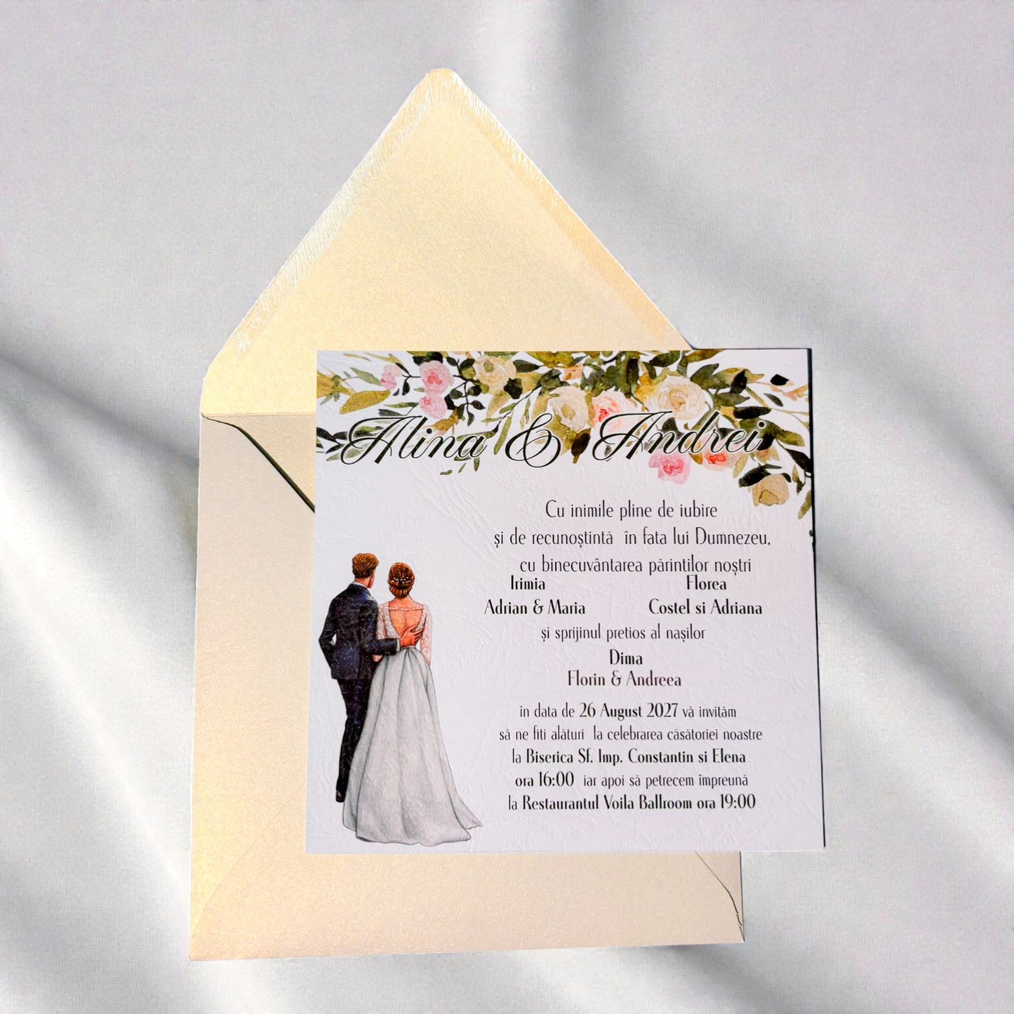 Invitație nuntă romantică cu mire și mireasă și design floral elegant