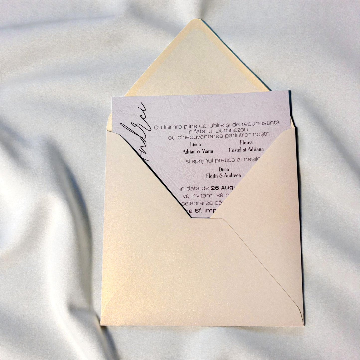 Invitație nuntă modernă crem cu design minimalist și text elegant