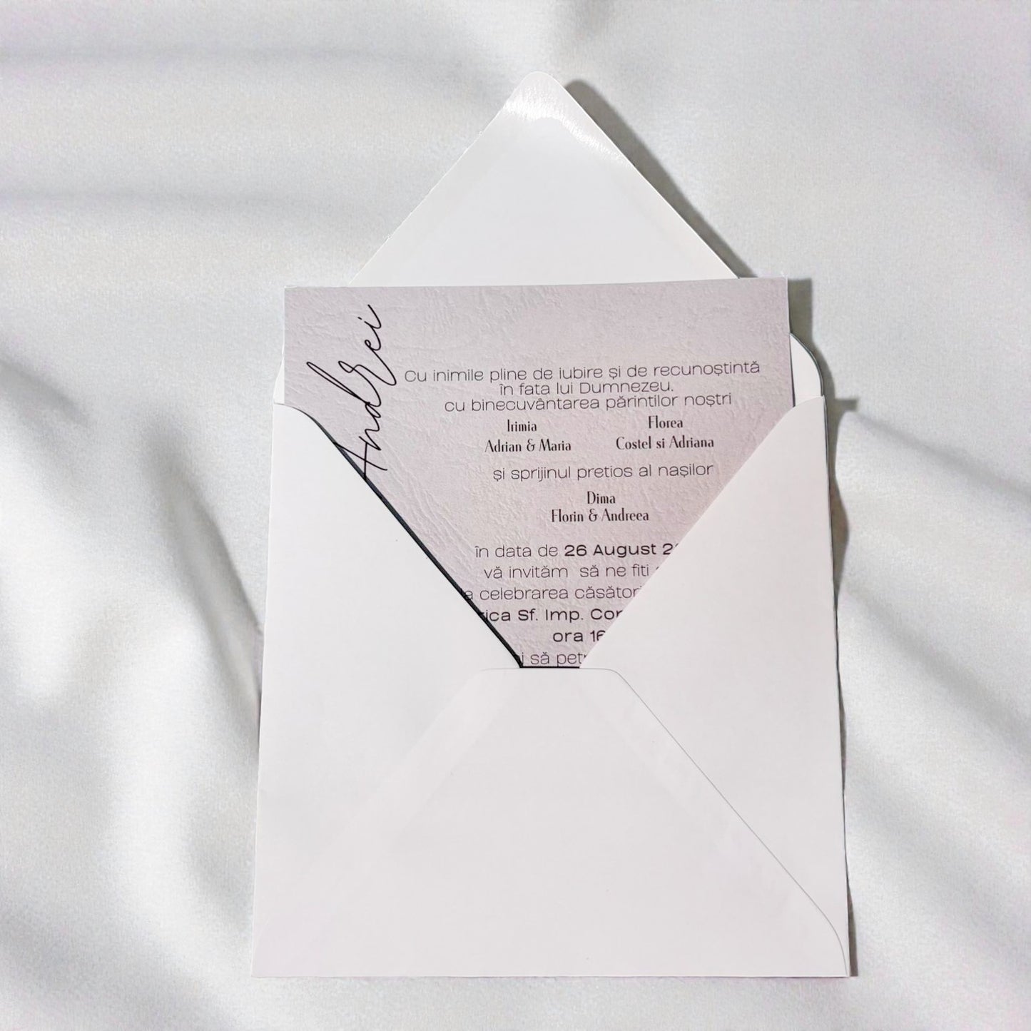 Invitație nuntă crem modernă cu scris elegant și design simplu