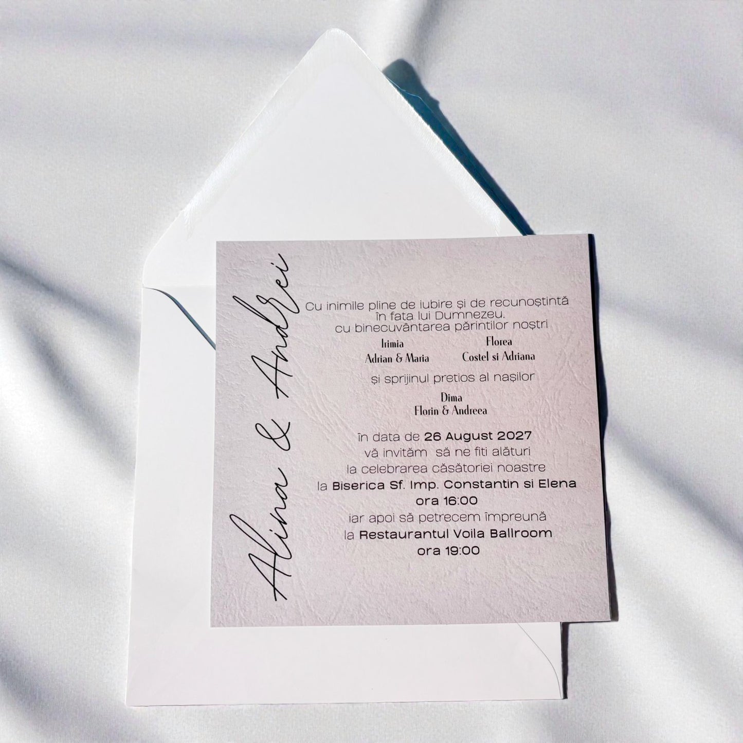 Invitație nuntă crem modernă cu scris elegant și design simplu