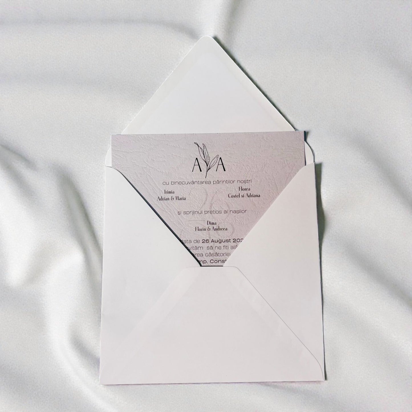 Invitație nuntă crem minimalistă cu monogramă și design elegant
