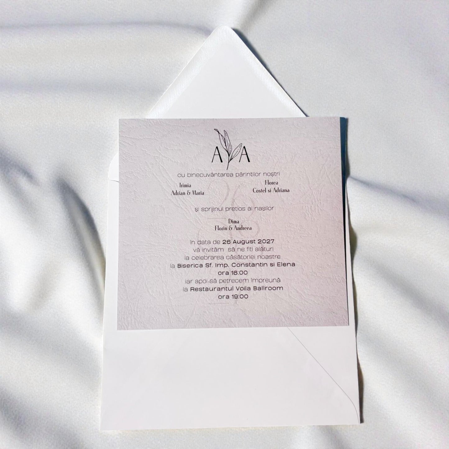 Invitație nuntă crem minimalistă cu monogramă și design elegant