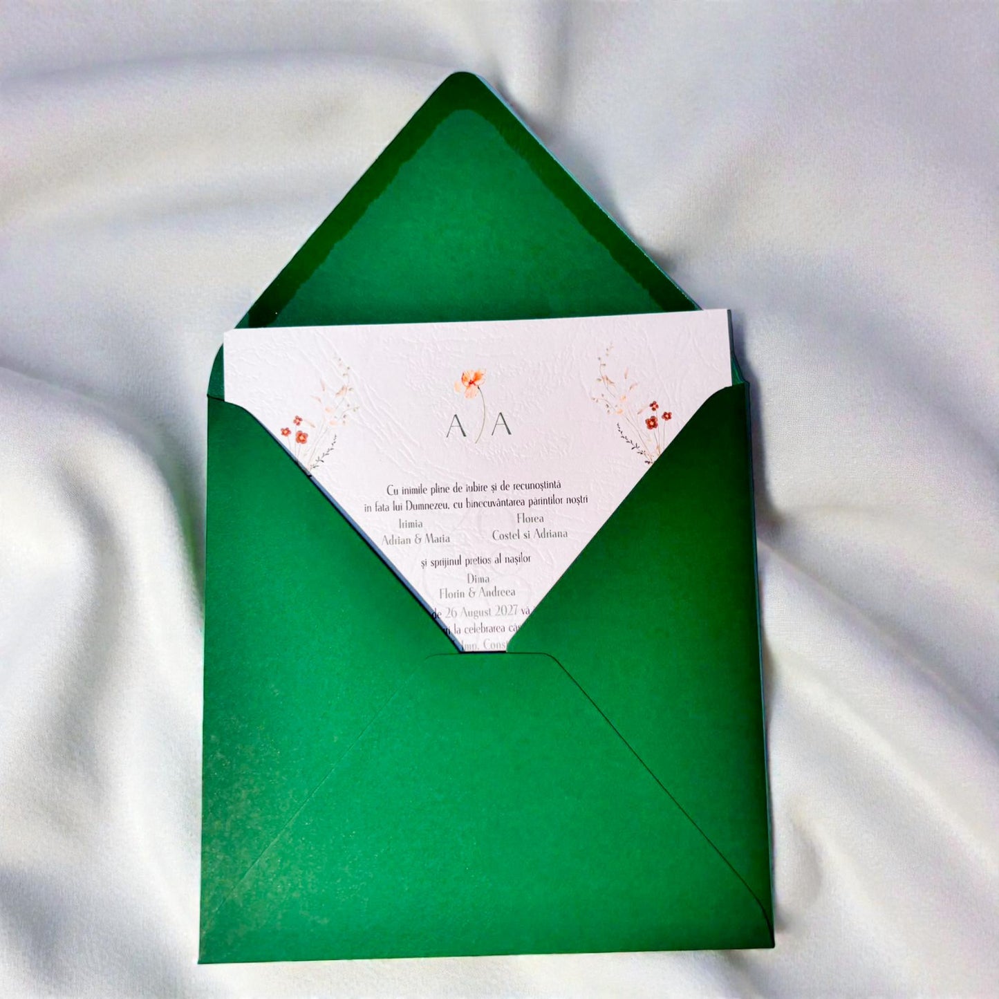 Invitație nuntă florală crem cu accente fine și plic verde elegant
