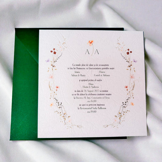 Invitație nuntă florală crem cu accente fine și plic verde elegant