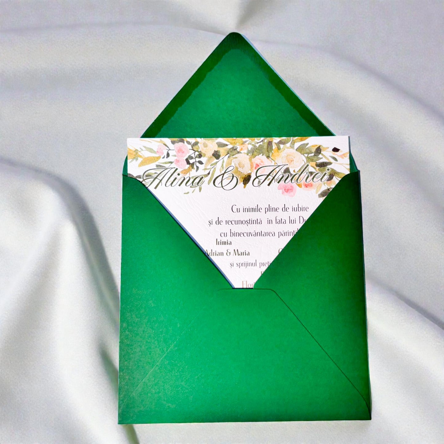 Invitație nuntă elegantă cu ilustrație cuplu și plic verde smarald