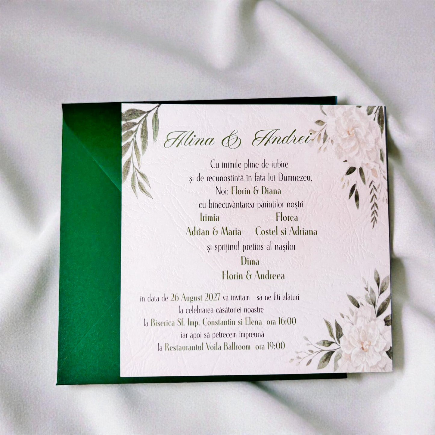 Invitație nuntă florală elegantă cu accente verzi și plic smarald