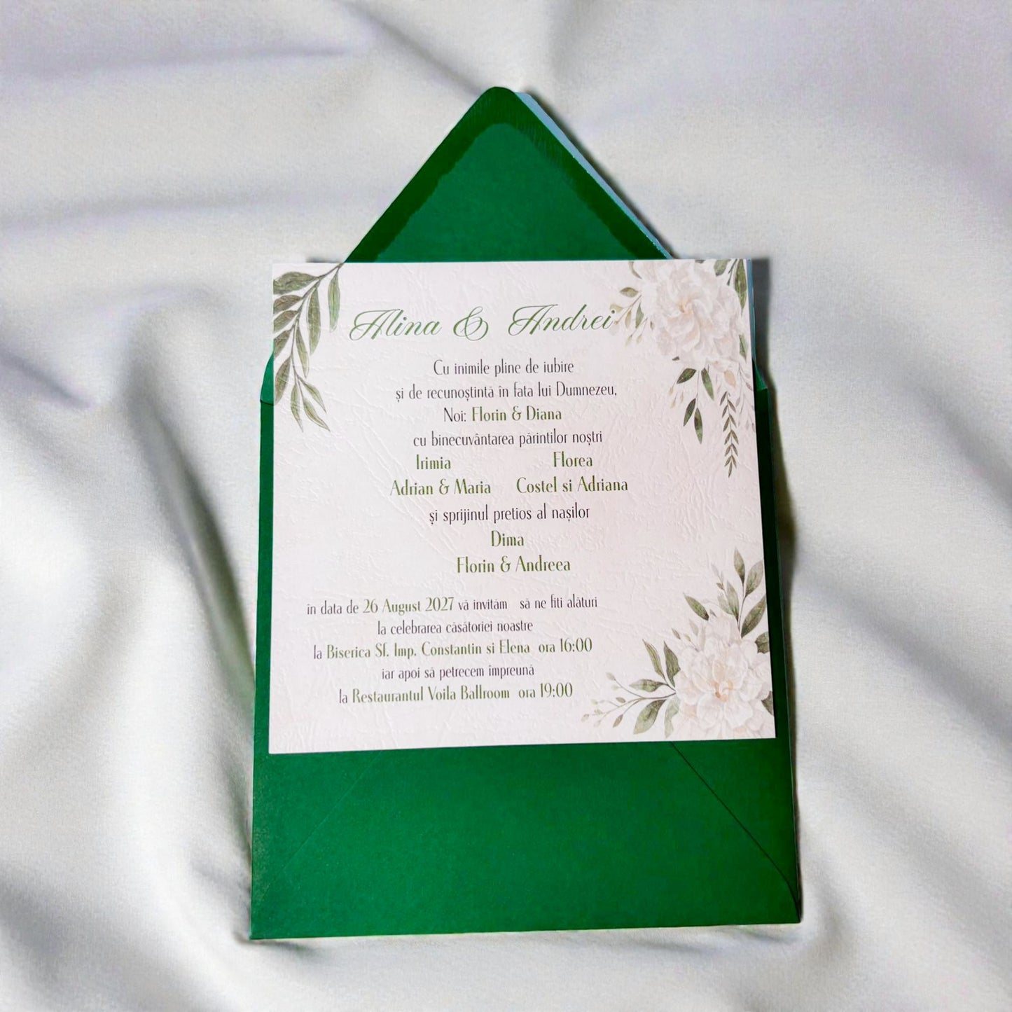 Invitație nuntă florală elegantă cu accente verzi și plic smarald