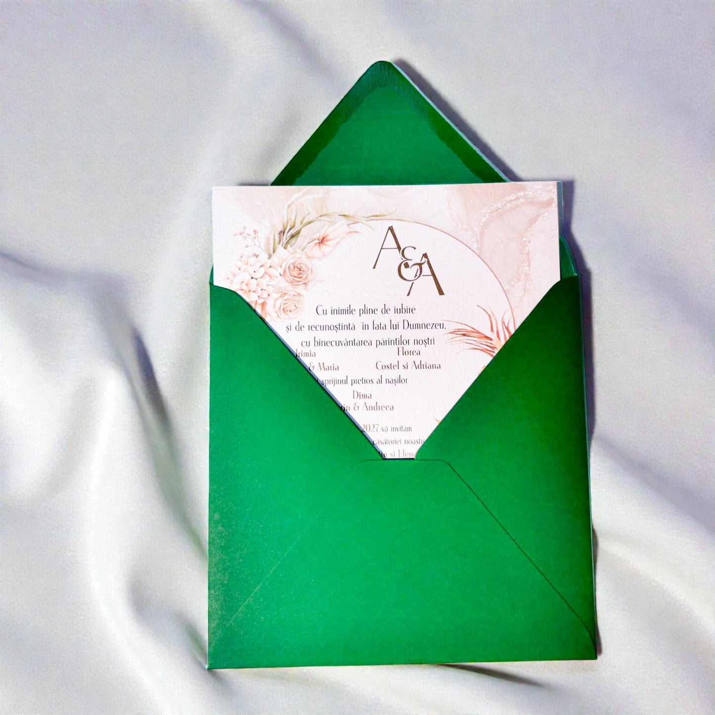 Invitație nuntă elegantă boho cu flori delicate și plic verde smarald