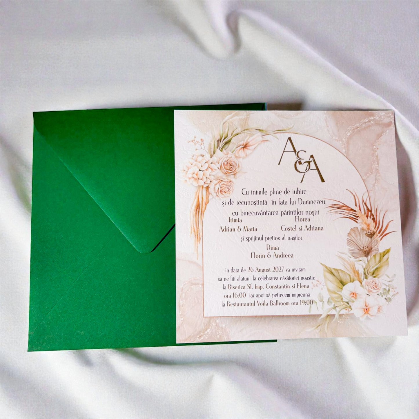 Invitație nuntă elegantă boho cu flori delicate și plic verde smarald
