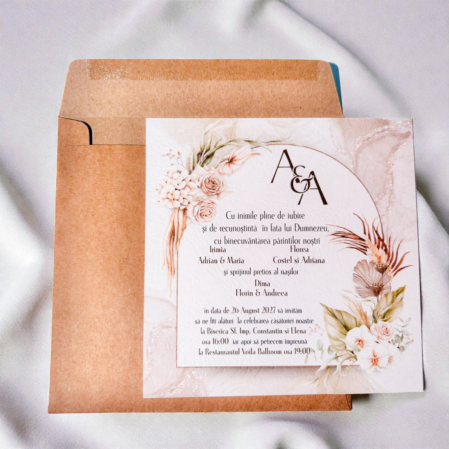 Invitație nuntă boho elegantă cu flori naturale și plic kraft
