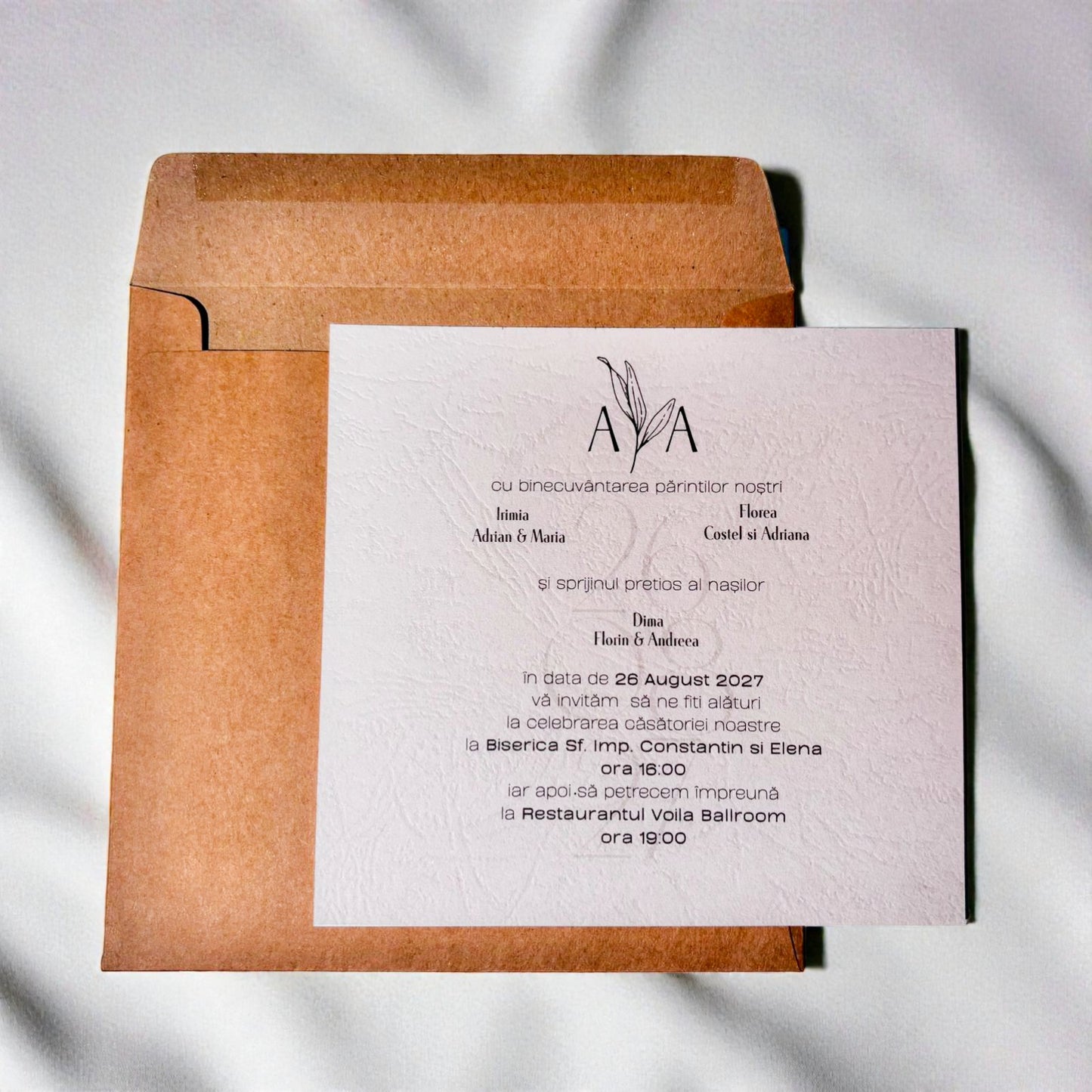 Invitație nuntă minimalistă elegantă cu monogramă și plic kraft