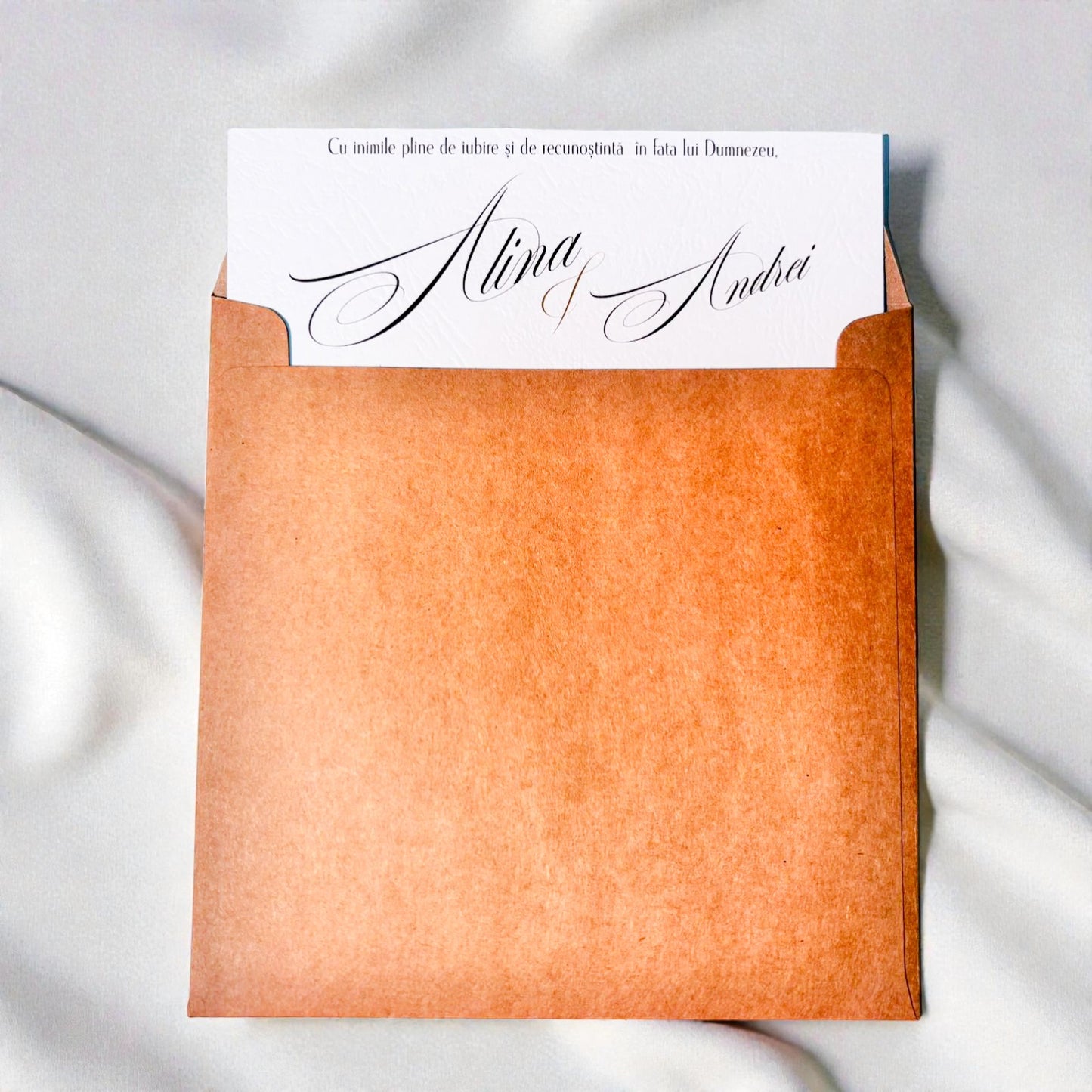 Invitație nuntă elegantă minimalistă cu font caligrafic și plic kraft