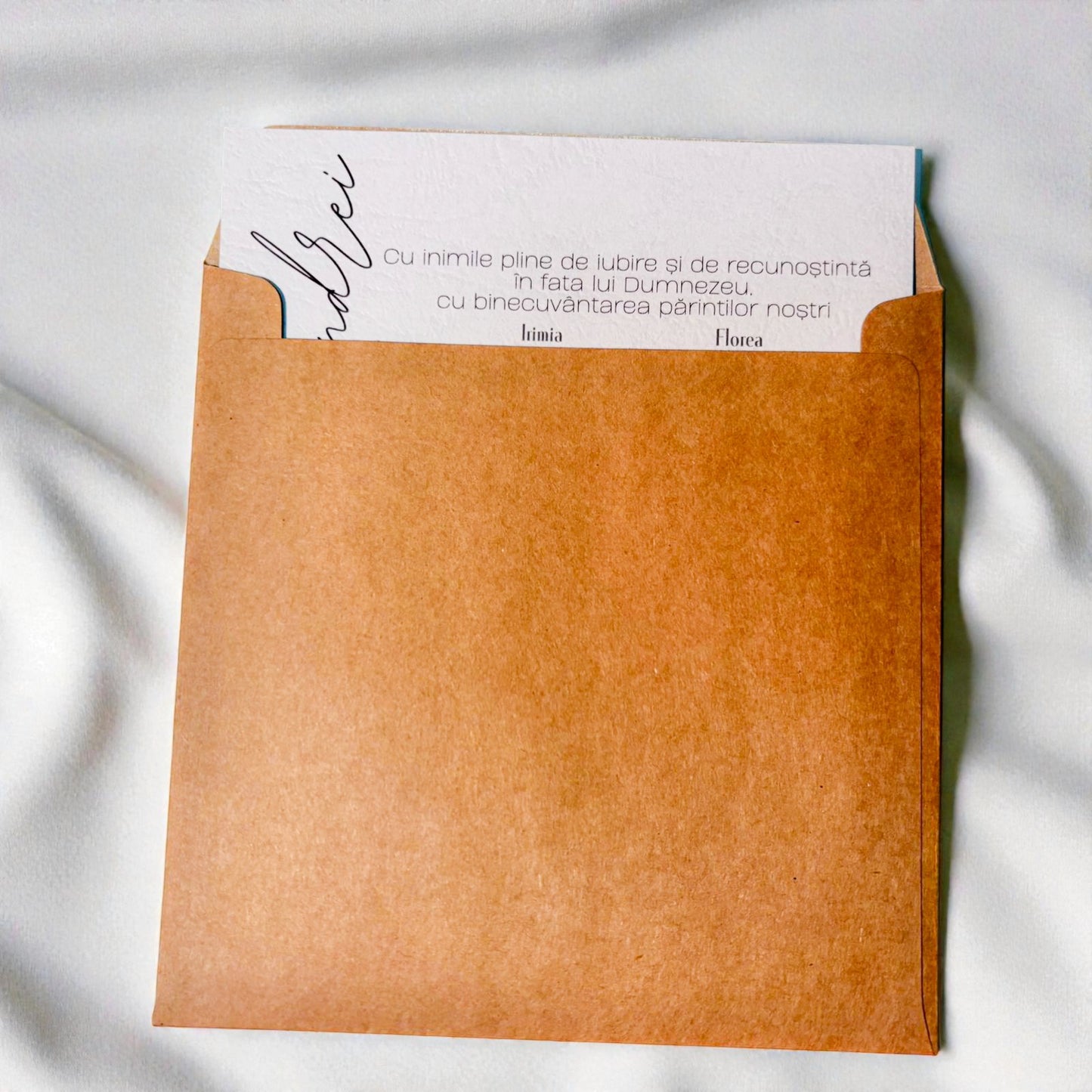 Invitație nuntă minimalistă modernă cu text vertical și plic kraft