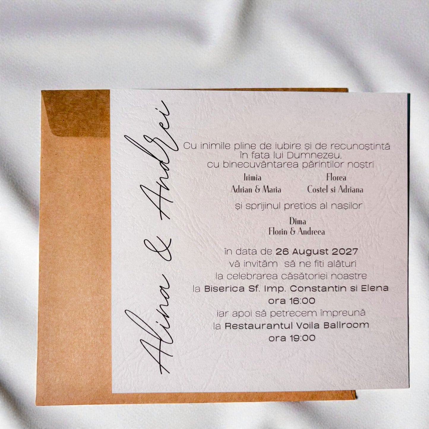Invitație nuntă minimalistă modernă cu text vertical și plic kraft