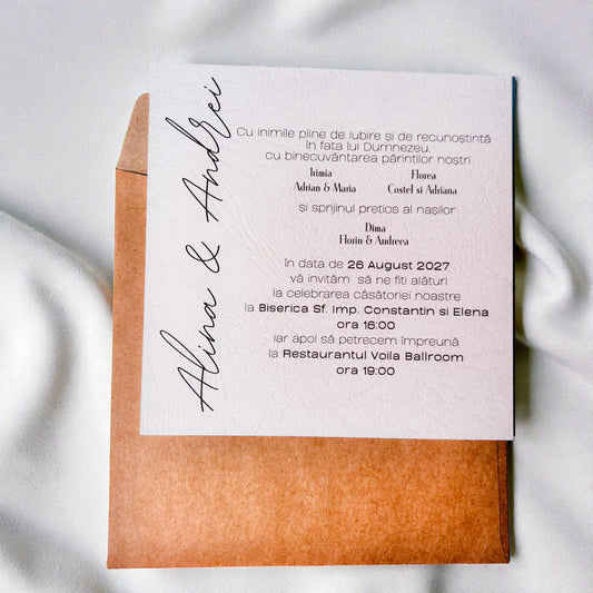 Invitație nuntă minimalistă modernă cu text vertical și plic kraft