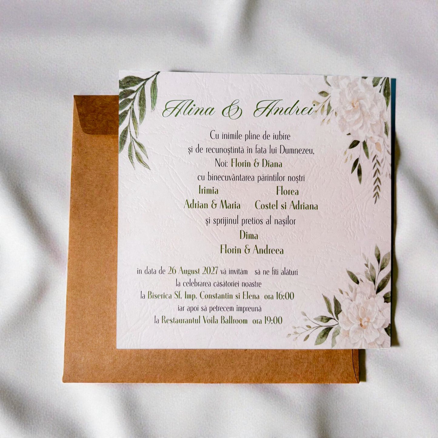 Invitație nuntă florală cu frunze verzi și plic kraft – design elegant natural