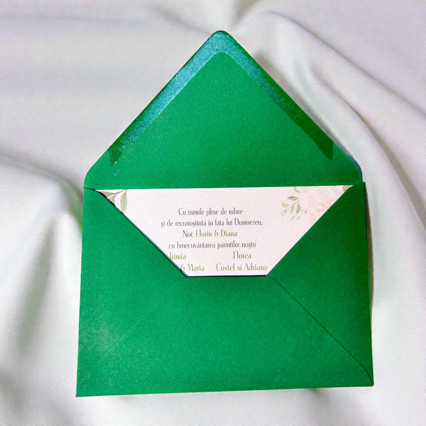 Invitație nuntă florală elegantă cu sigiliu de ceară și plic verde